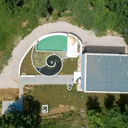 Spacious Holiday In With Swimming Pond Momjan