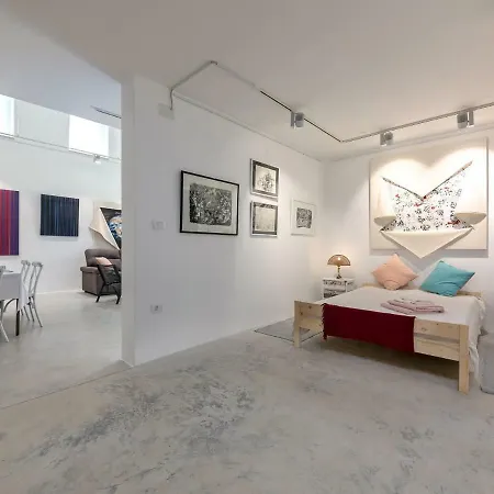 Spacious Holiday In With Swimming Pond 度假居 Momjan