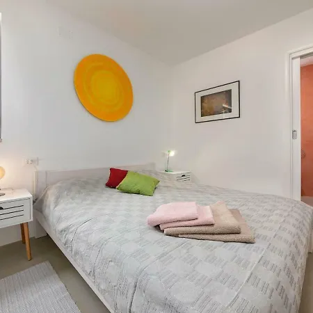度假居 Spacious Holiday In With Swimming Pond Momjan